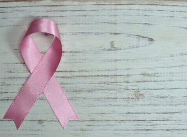 Studiu: Administrarea de anastrozol reduce la jumătate riscul de cancer de sân la femeile aflate la postmenopauză și la câțiva ani după întreruperea tratamentului