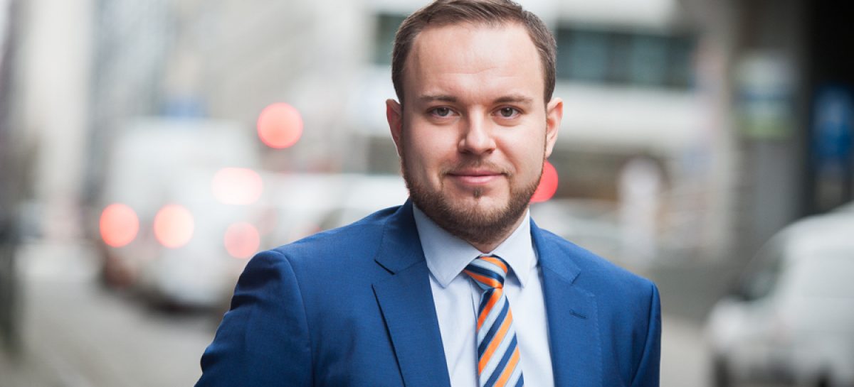 Kasper Ernest INTERVIU Kasper Ernest (EAEPC): Există medicamente mai ieftine în alte țări din UE, dar nu pot fi aduse în România prin import paralel din cauza taxei clawback și a nedecontării