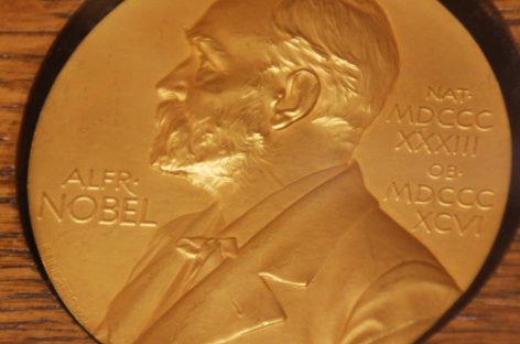 Premiul Nobel pentru medicină, câștigat de doi cercetători care au dezvoltat noi terapii pentru cancer
