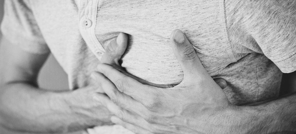 Chest Pain Hurt Heart Attack Adult Pain Heartache De teama Covid-19, multe persoane care fac atac de cord rămân acasă
