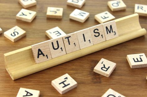 Suplimentele cu vitamine şi omega-3 ar putea reduce simptomele la copiii cu autism