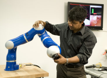 Un picior robotic poate învăța să se miște singur cu ajutorul unor noi algoritmi de intelegență artificială