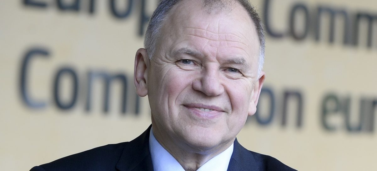 Vytenis Andriukaitis Comisarul european pentru sănătate cere interzicerea vânzării țigărilor în supermarketurile din UE, considerând că tutunul este un “ucigaş invizibil”