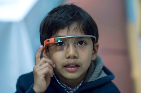 Ochelarii Google Glass îi pot ajuta pe copiii cu autism să citească expresiile faciale