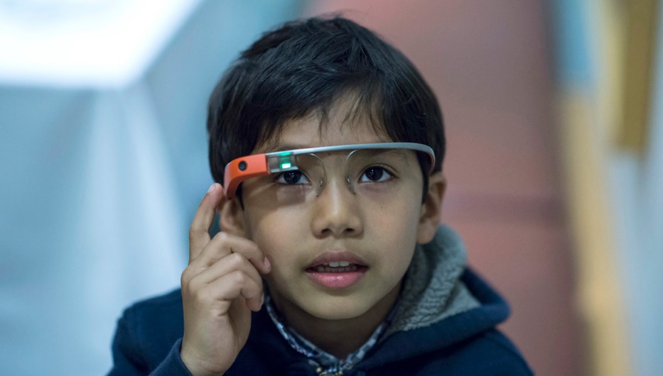 Ochelarii Google Glass îi pot ajuta pe copiii cu autism să citească expresiile faciale