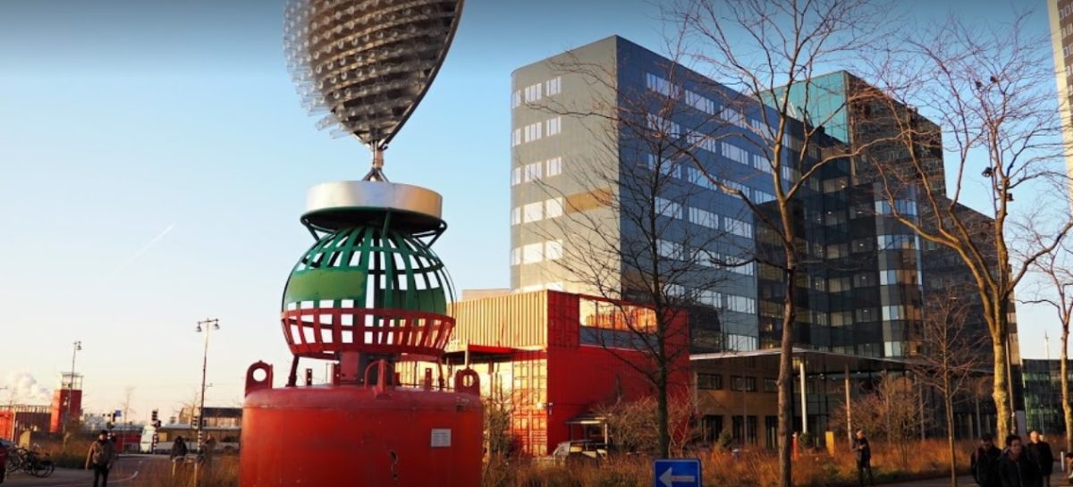 Sediul EMA din Amsterdam Agenția Europeană a Medicamentului se va muta în noul sediu construit special în Amsterdam în ianuarie 2020 și începe să înlocuiască angajații care nu vor să se mute în Olanda