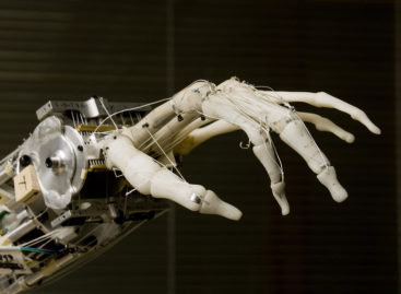 O mână robotică inteligentă pentru protezarea membrelor amputate, dezvoltată în Elveția
