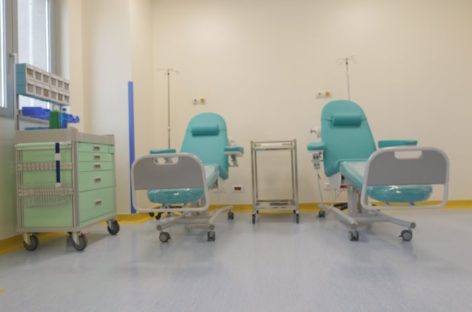 Adăugarea unui medicament de imunoterapie la tratamentul standard a îmbunătăţit rata de supravieţuire pentru pacienţii cu cancer de cap şi gât într-un studiu clinic