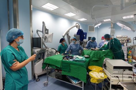 Operaţii de implantare intracerebrală de electrozi pentru delimitarea şi ablaţia focarului epileptic, realizate la Spitalul Universitar după deschiderea Blocului Operator Central