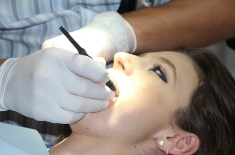 Studiu: Un nou instrument dentar poate depista aciditatea la nivelul dinţilor care duce la apariţia cariilor