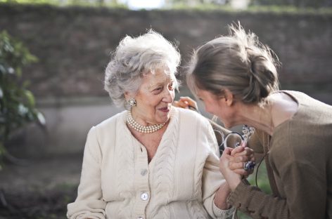 Menopauza precoce: Terapia cu estrogeni ajută la menţinerea arterelor curate