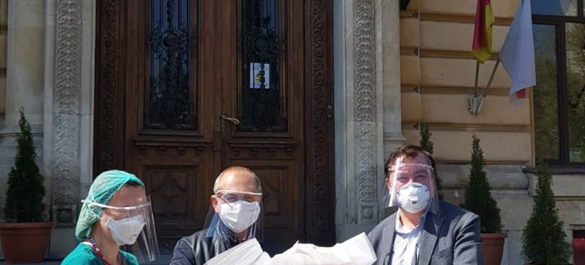 Rectorul UMFCD-Prof.Dr.Viorel Jinga si Decanul Facultatii de Medicina -Prof.Dr.Catalin Carstoiu donand un nou pachet cu viziere Echipamente de protecție 3D împotriva infectării cu coronavirus. La UMF „Carol Davila” se produc zilnic aproximativ 1000 de viziere