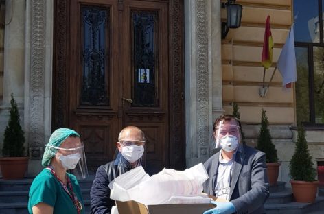 Echipamente de protecţie 3D împotriva infectării cu coronavirus. La UMF „Carol Davila” se produc zilnic aproximativ 1000 de viziere