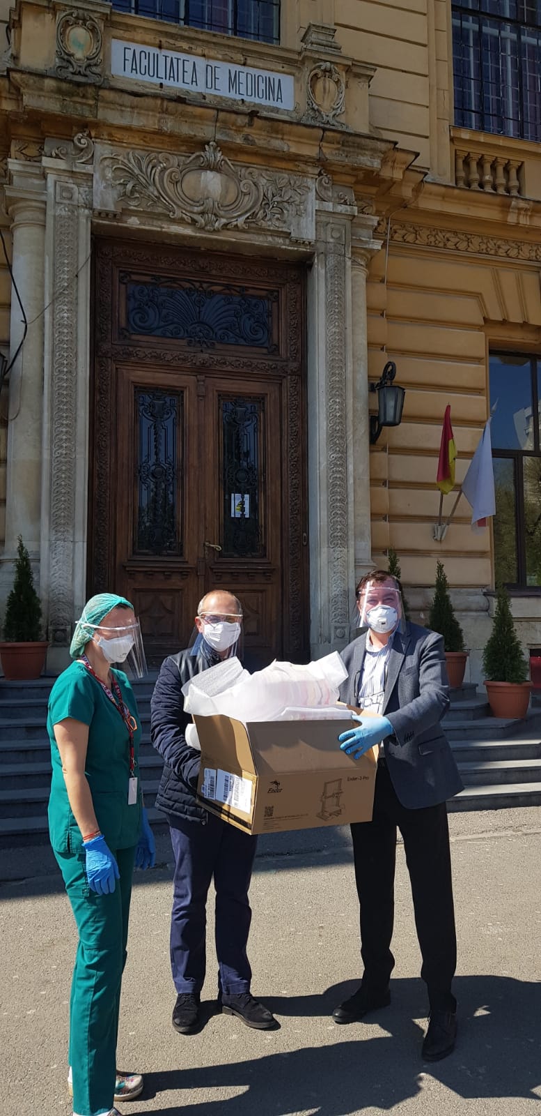 Echipamente de protecţie 3D împotriva infectării cu coronavirus. La UMF „Carol Davila” se produc zilnic aproximativ 1000 de viziere