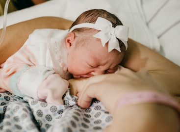 Bebeluși născuți de mame care au C0VID-19: Program pentru alăptare în siguranță, derulat de Asociația SAMAS