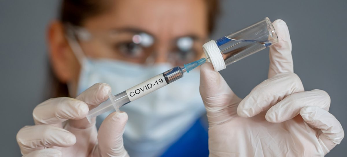 Vaccinul anti-Covid-19 dezvoltat de Universitatea Oxford va avea rezultatele studiilor clinice finale în decembrie