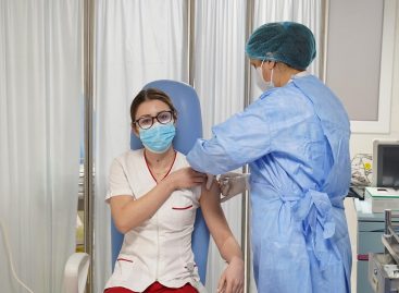 Primele efecte ale vaccinării personalului sanitar din România: numărul de cazuri noi de Covid-19 a scăzut cu aproape 90%