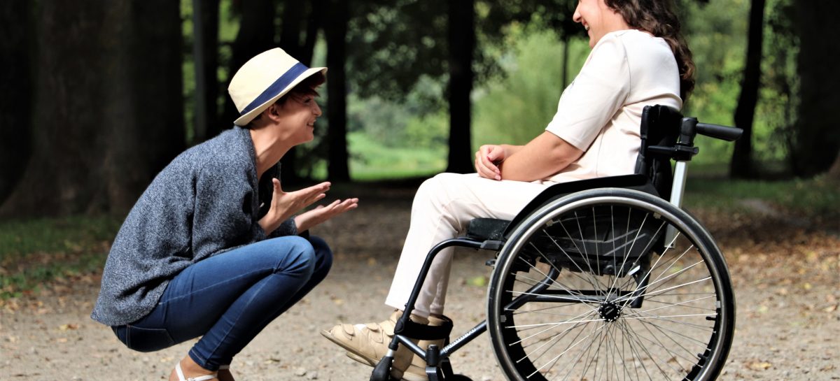 persoane cu dizabilitati Asociații de pacienții: Acceptarea însoțitorilor în spital a persoanelor cu dizabilități să devină criteriu de acreditare a spitalelor