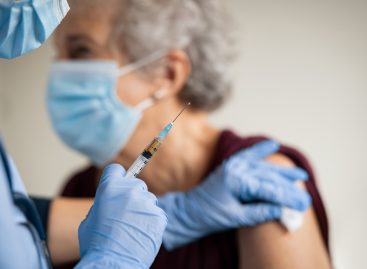 A treaia doză ar putea fi necesară la vaccinurile anti-Covid-19 la cel mult 12 luni după prima imunizare