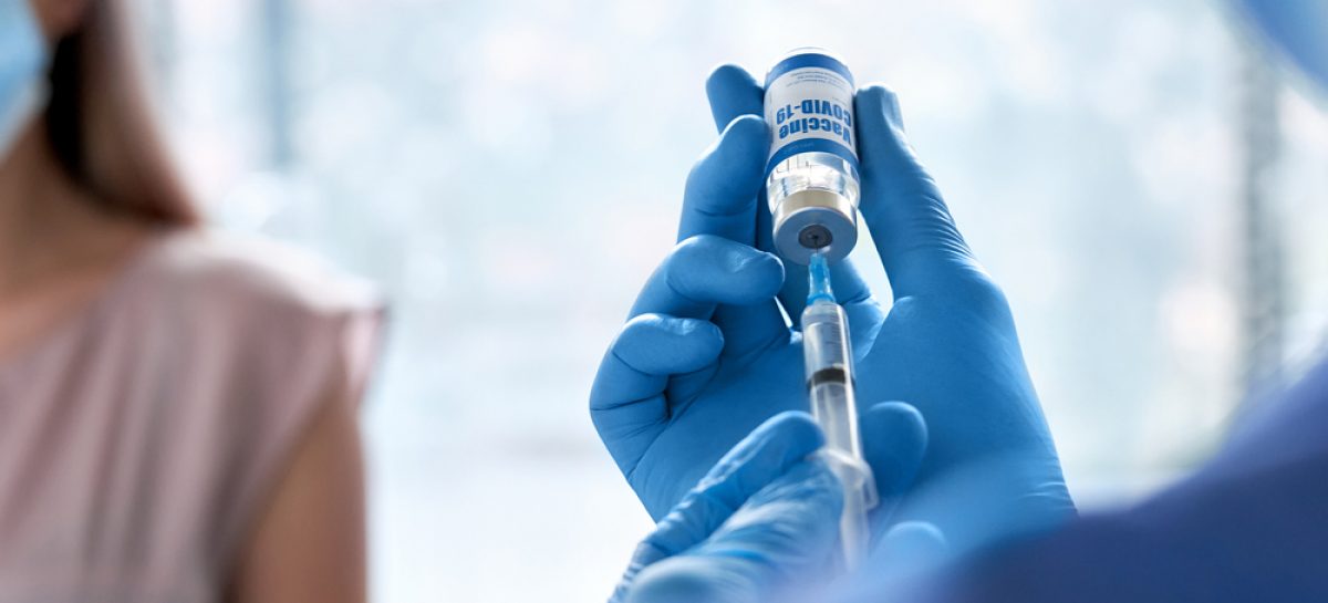 Vaccin Covid-19 reacții adverse Autoritățile sanitare din Marea Britanie consideră că nu există dovezi că alcoolul reduce eficacitatea vaccinurilor anti-Covid-19