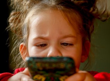Aplicație pentru telefoane mobile care poate identifica simptomele autismului la copiii mici