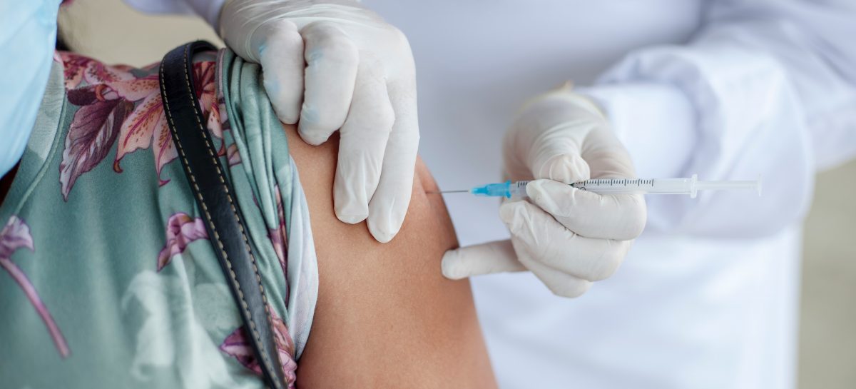Pacienții dializați ar putea beneficia de a treia doză de vaccin împotriva COVID-19