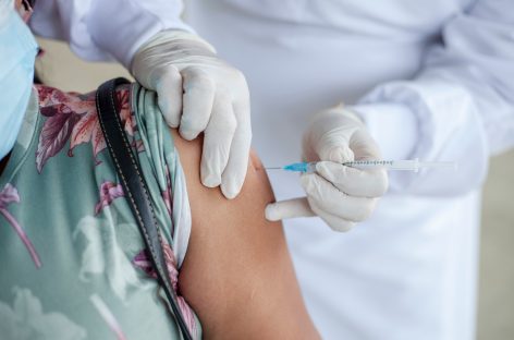 Studiu: Vaccinarea împotriva Covid-19 oferă o protecţie mai bună decât trecerea prin boală