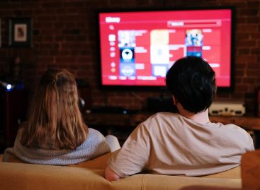 Studiu: Statul excesiv la televizor, asociat cu un risc mai ridicat de apariție a cheagurilor de sânge potențial fatale