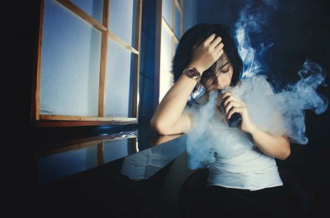Studiu: Utilizatorii de țigări electronice testați pozitiv pentru Covid-19 au riscuri mai mari de a avea forme simptomatice de boală