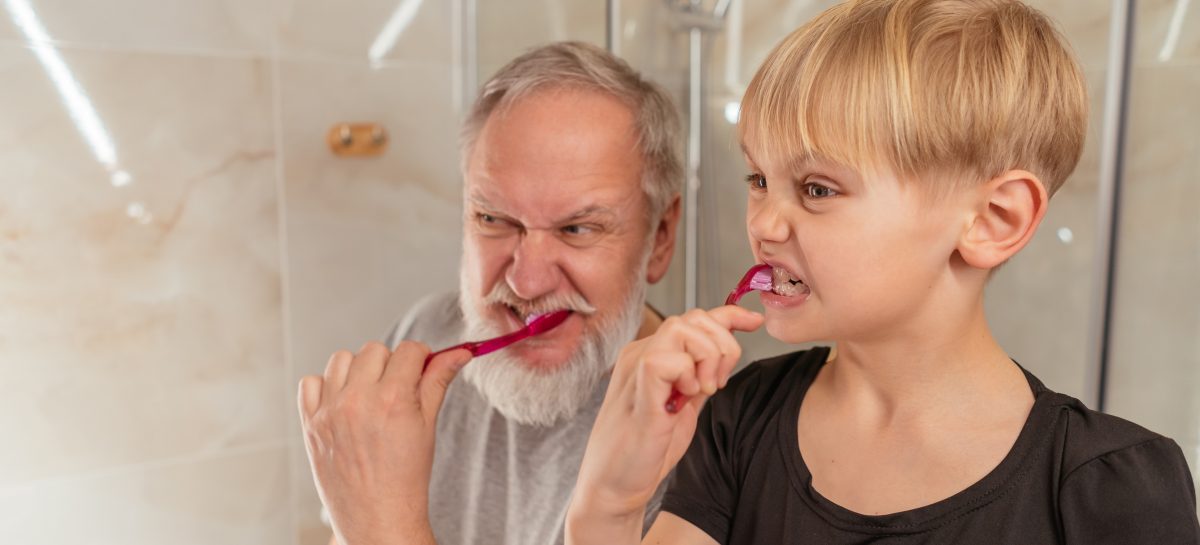 brushing teeth pexels-mikhail-nilov-8307421 O proteină prezentă în gingii poate ajuta la prevenirea bolii Alzheimer