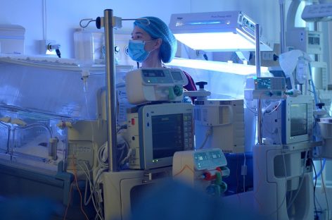 Terapia intensivă neonatală şi îngrijirile medicale avansate destinate prematurilor