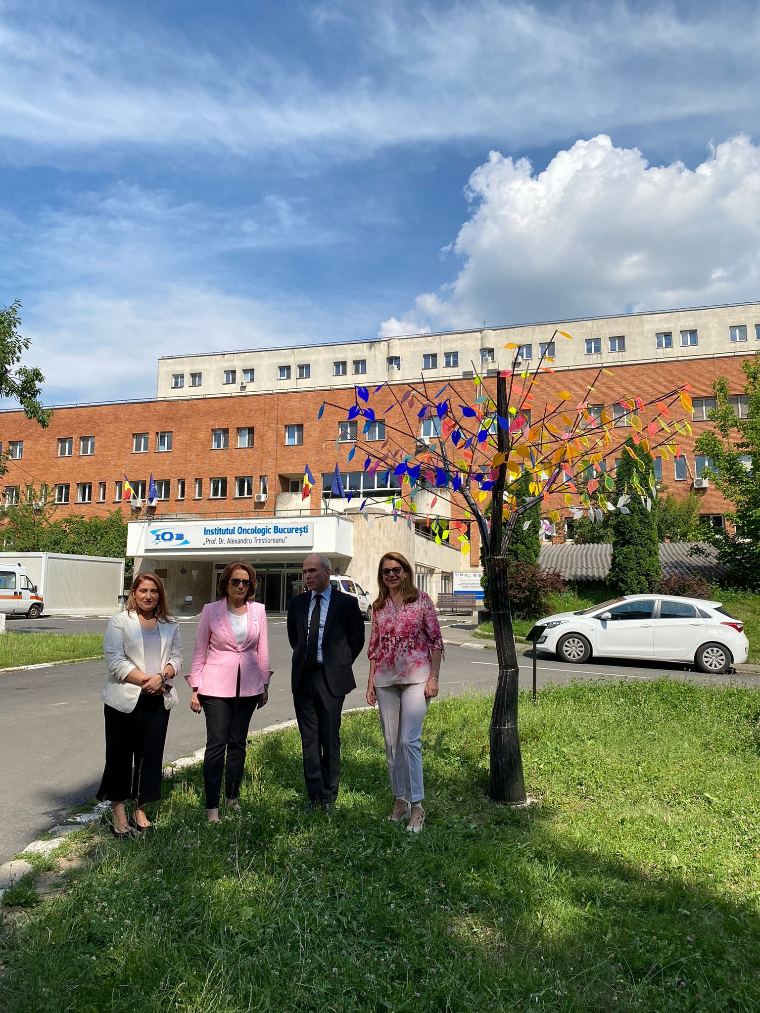 Copacul Luminii – Instalaţie urbană modernă la Institutul Oncologic Bucureşti inaugurată pentru a marca Ziua Naţională a Supravieţuitorilor de Cancer