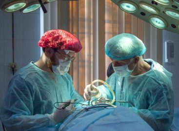 Primul transplant de mini organe din lume, la un pacient cu colită ulcerativă