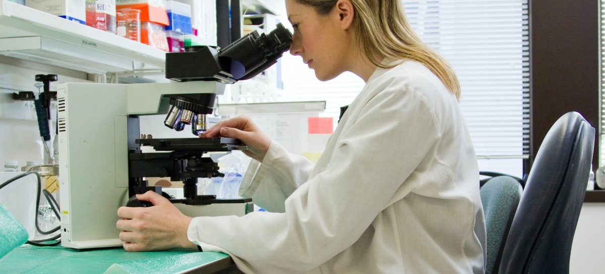 cercetător LES national-cancer-institute-uVnRa6mOLOM-unsplash Un mecanism molecular care predispune genetic indivizii la cele mai grave forme de lupus, descoperit de cercetători