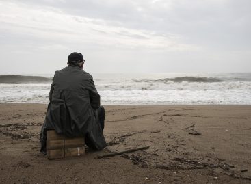 STUDIU: Nefericirea și singurătatea accelerează îmbătrânirea mai mult decât fumatul