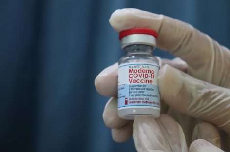 EMA evaluează un vaccin Moderna împotriva Omicron