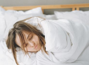 Oamenii de știință sugerează modalități care i-ar putea ajuta pe adolescenți să doarmă mai mult