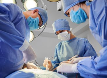 Riscuri chirurgicale mai mari în timp pentru o persoană care necesită operație și a avut Covid-19