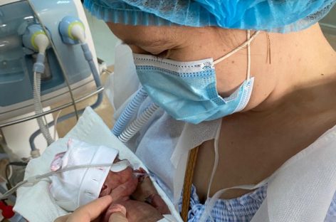 Dr. Adriana Dan, neonatolog: Îngrijirea piele pe piele a nou-născuţilor prematuri nu înlocuieşte incubatorul