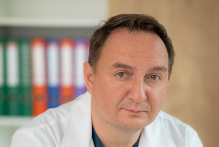 Conf. Dr. Bogdan Petruţ, medic primar urologie, Spitalul Medicover Cluj: Chirurgia robotică aduce cele mai mari beneficii în intervenţiile oncologice, de extirpare a tumorilor