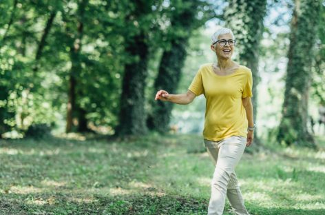 Creşterea numărului de paşi cu 3.000 pe zi poate scădea tensiunea arterială la adulţii în vârstă