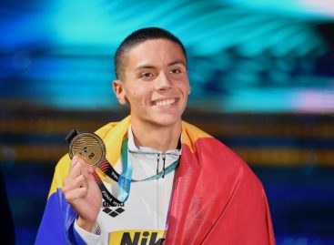 Campionul David Popovici a donat o medalie de aur în beneficiul copiilor bolnavi de cancer
