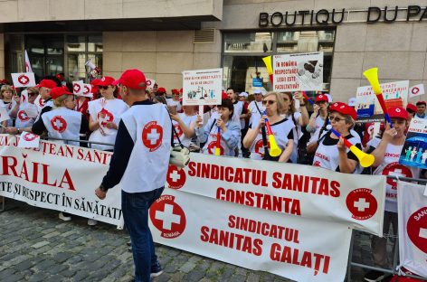 Sindicalişti ai Federaţiei Sanitas protestează în faţa Ministerului Sănătăţii şi ameninţă cu greva generală. Principalele revendicări