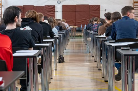 Viitorii studenţi la UMF „Iuliu Haţieganu” şi-au testat cunoştinţele la simularea examenului de admitere