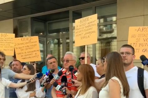 Protest al pacienţilor cu cancer în faţa Ministerului Sănătăţii din cauza neimplementării normelor Planului naţional anti-cancer. "Ne-am săturat să murim cu zile"