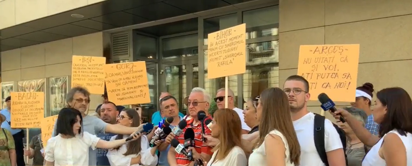 Protest al pacienţilor cu cancer în faţa Ministerului Sănătăţii din cauza neimplementării normelor Planului naţional anti-cancer. "Ne-am săturat să murim cu zile"