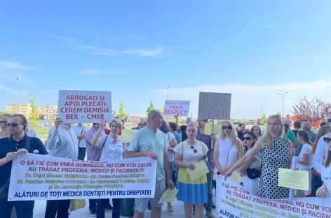 Medici stomatologi din toată ţara protestează în Bucureşti: ,,Abrogaţi şi apoi plecaţi. Cerem demisia BEX-CMSR”