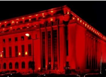 Palatul Victoria, iluminat în roșu, cu prilejul Zilei Mondiale de Conștientizare Duchenne