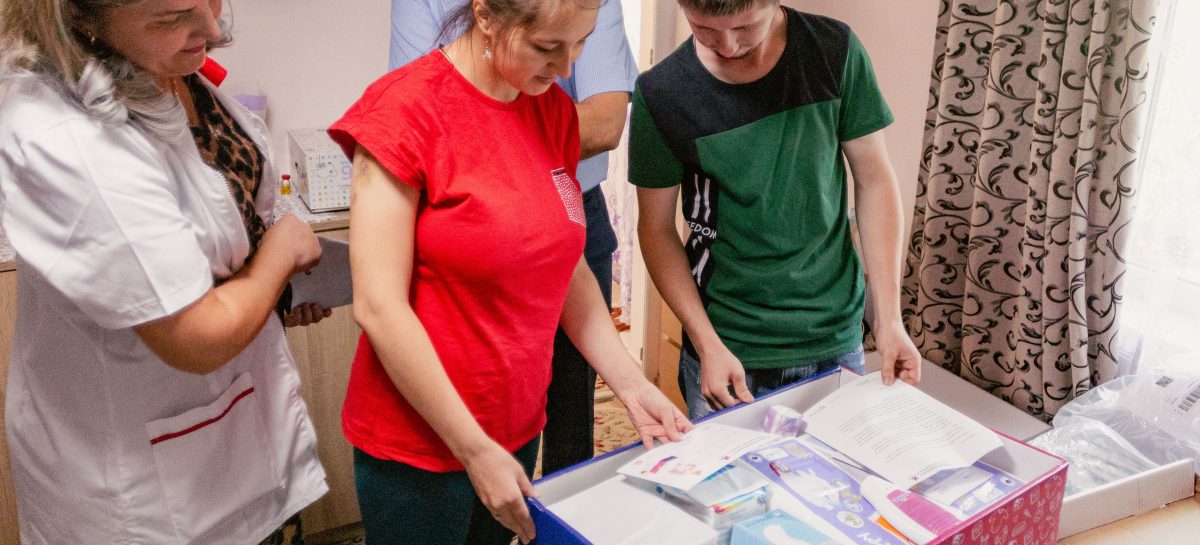 1.300 de mame vulnerabile, din Suceava, Botoșani, Neamț și Bacău vor primi Cutia Bebelușului, oferită de Asociația SAMAS, cu sprijinul Fundației OMV Petrom