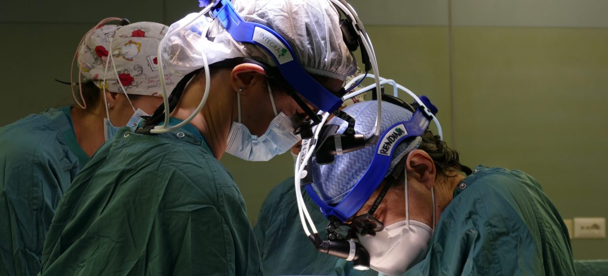 Operație chirurgicală efectuată în premieră mondială: Chirurgii italieni reușesc să salveze viața unui tânăr de 23 de ani